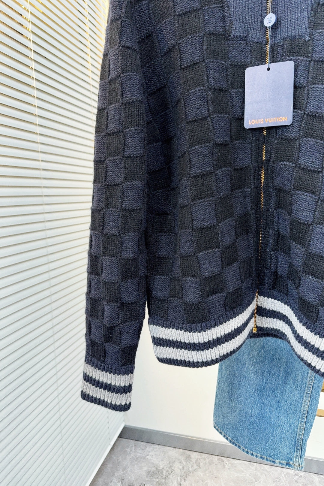 STRICKJACKE MIT REISSVERSCHLUSS UND STRUKTURIERTEM KRAGEN MIT KONTRASTKragen