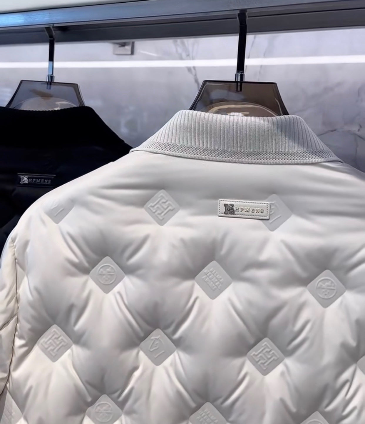 QUILTED WHITE PUFFER JACKET WITH BUTTON CLOSURE