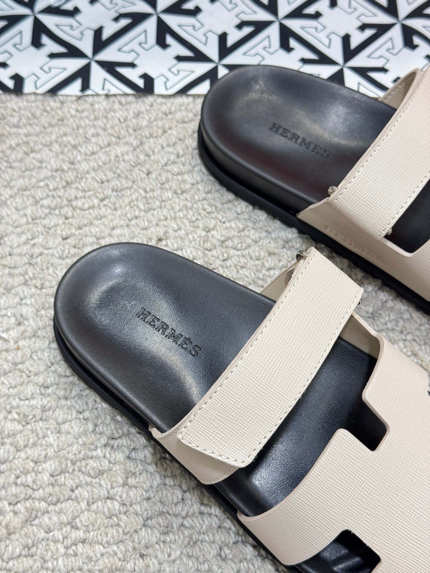 DUAL-TONE LEATHER SLIDE SANDALS