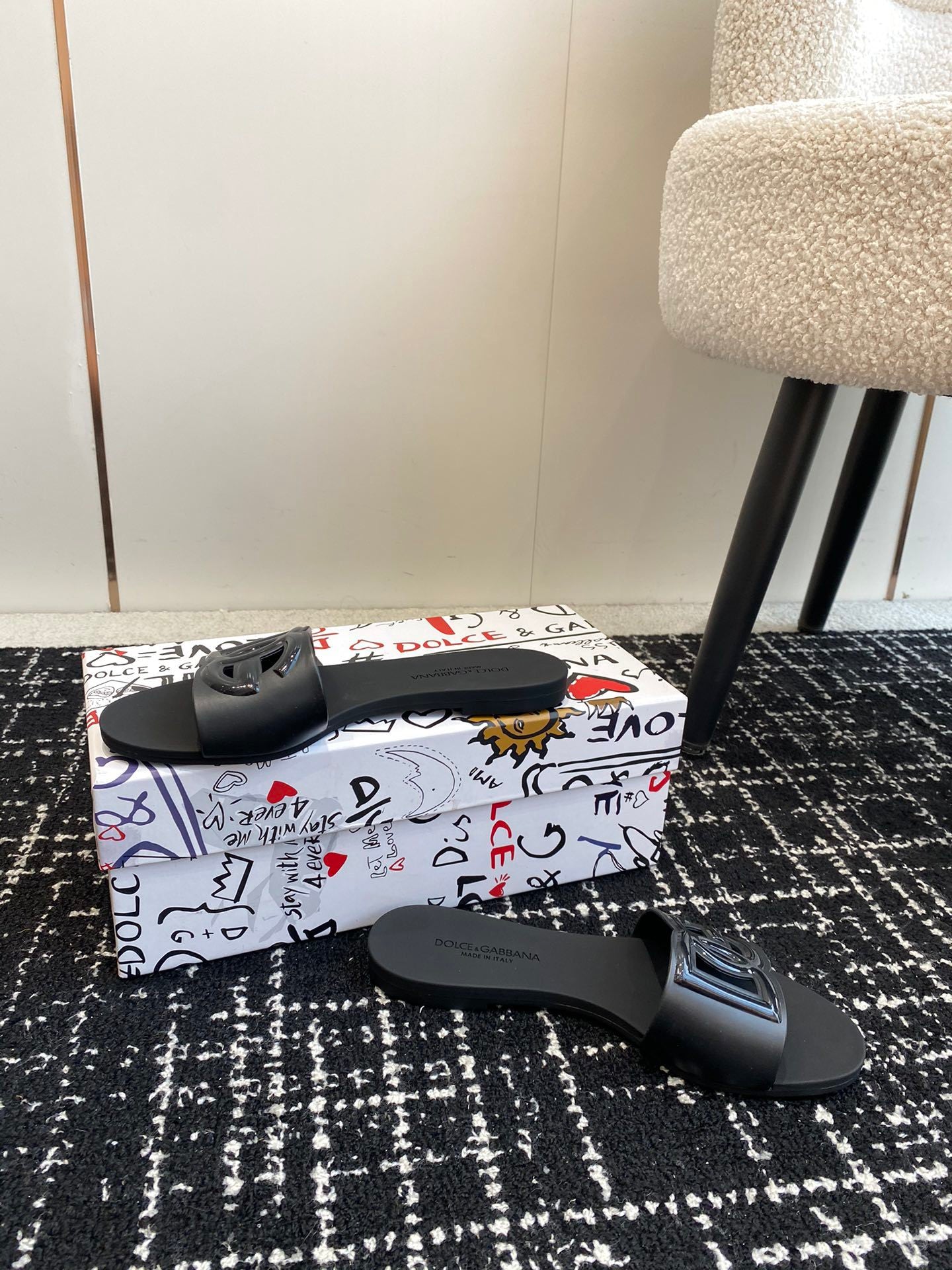 BLACK LOGO RUBBER SLIDES