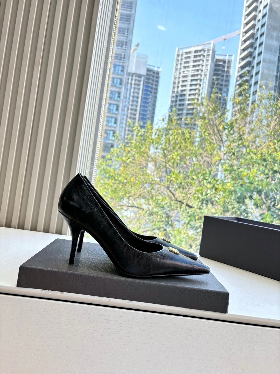 CLASSIC BLACK POINTED-TOE HIGH HEEL PUMPS