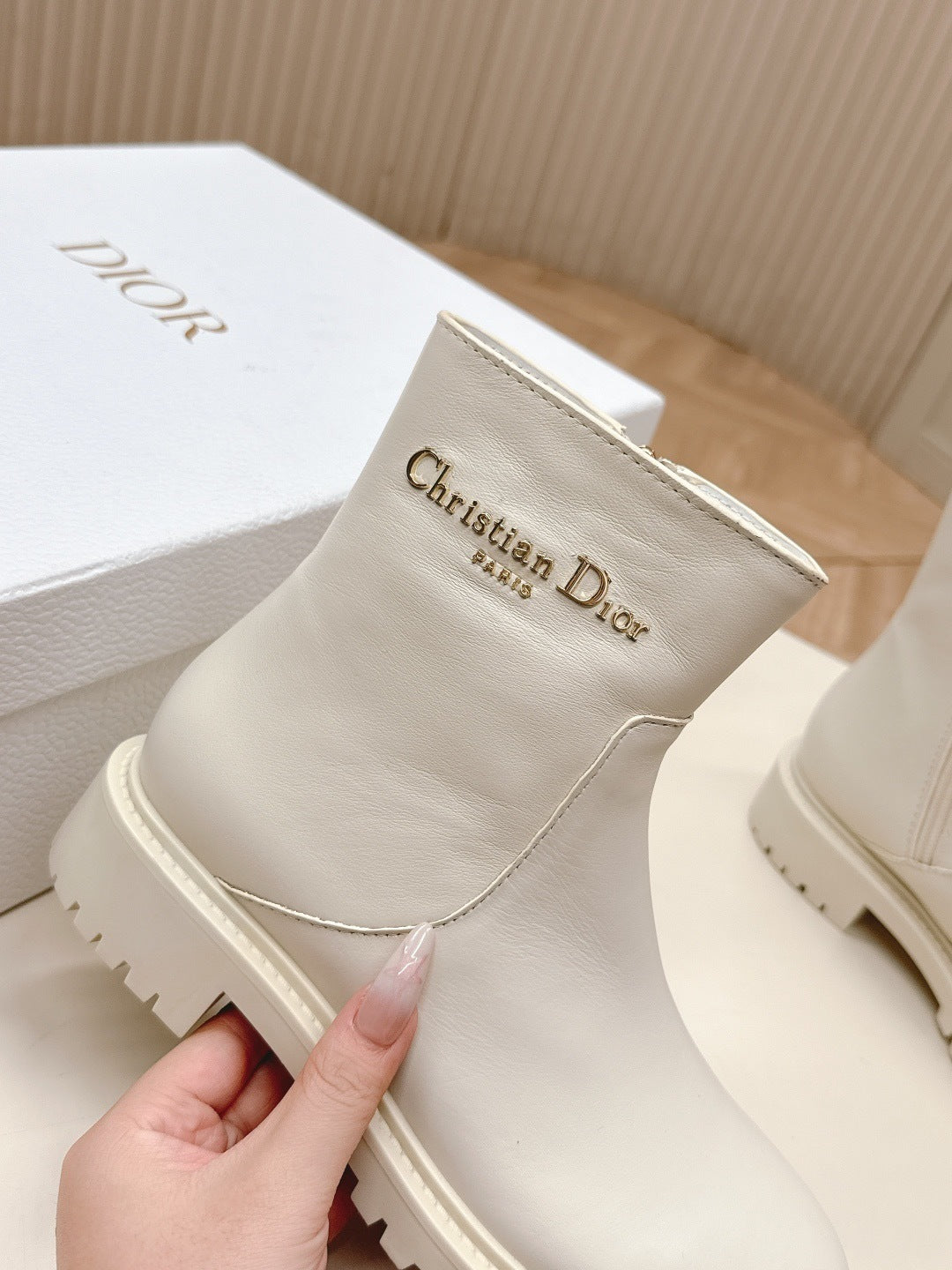 WHITE LEATHER ANKLE BOOTS WITH LUG SOLE