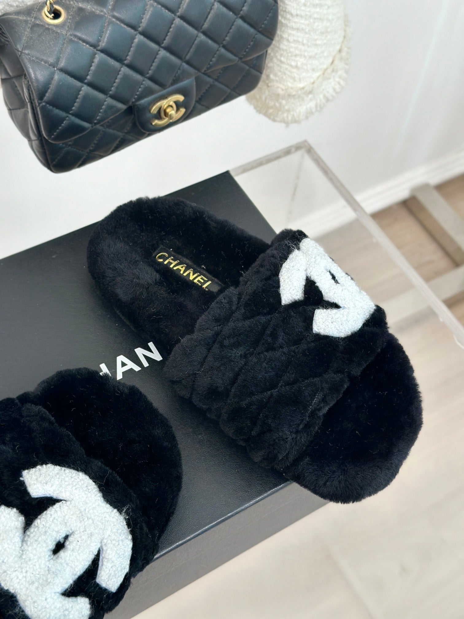 PLUSH FAUX FUR SLIDES – BLACK