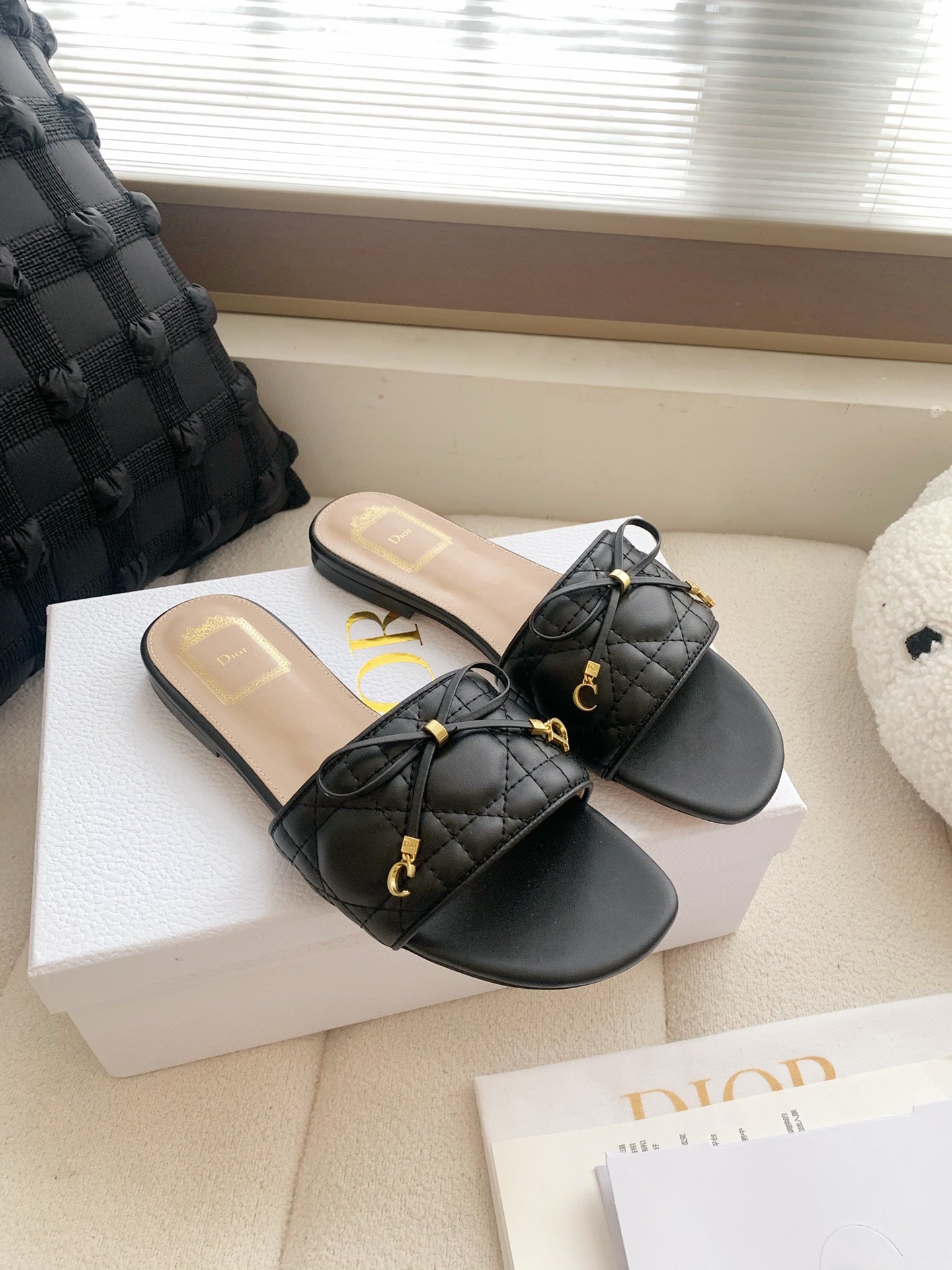 BLACK QUILTED BOW SLIDE SANDALS