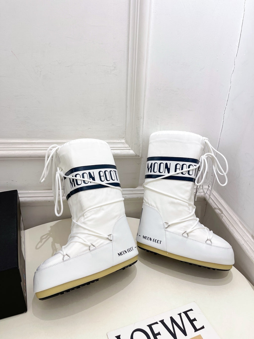 WHITE PADDED WINTER BOOTS WITH LACE-UP DETAIL