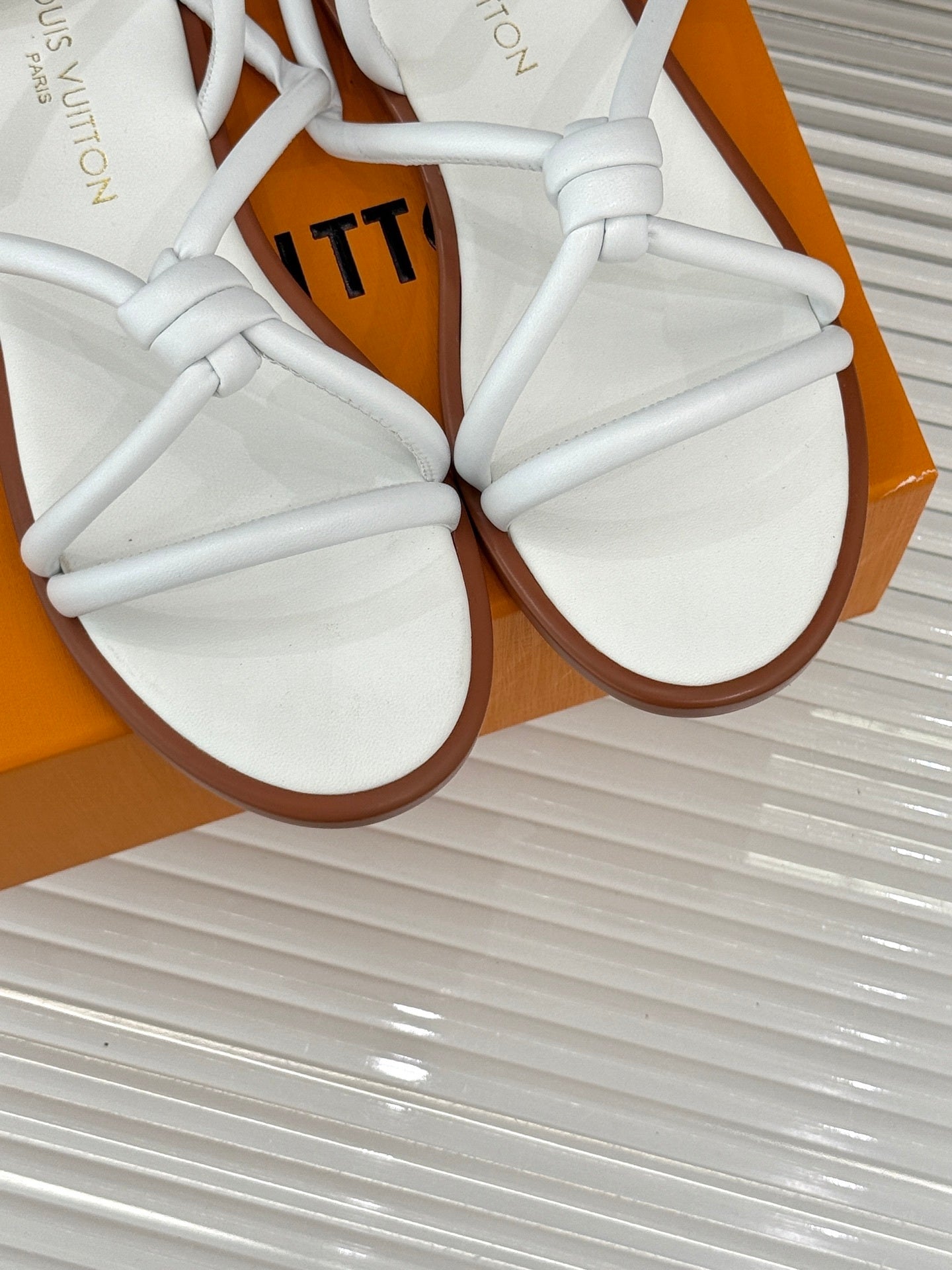 MINIMAL KNOT STRAP FLAT SANDALS – WHITE
