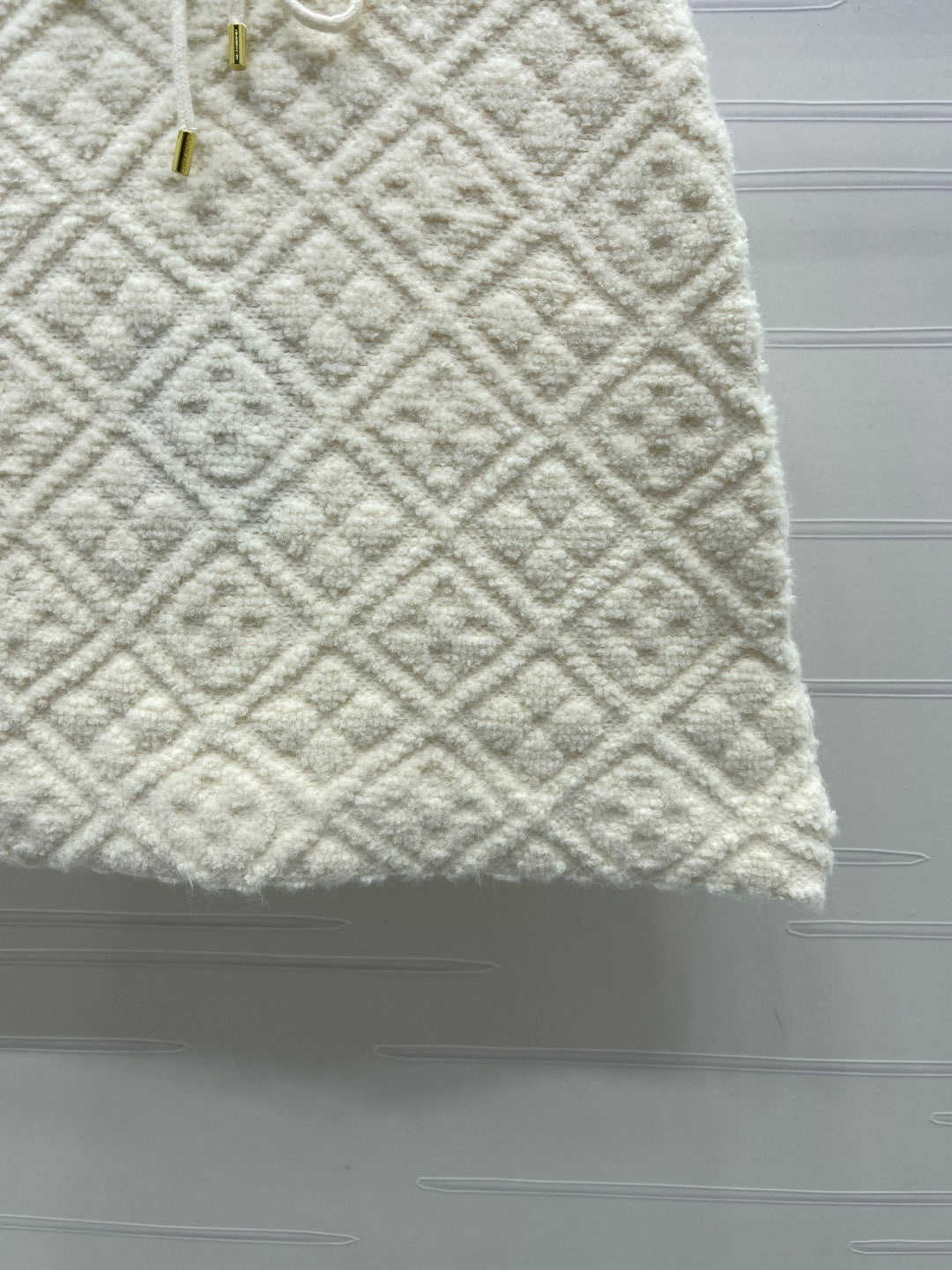 TEXTURED QUILTED KNIT MINI SKIRT