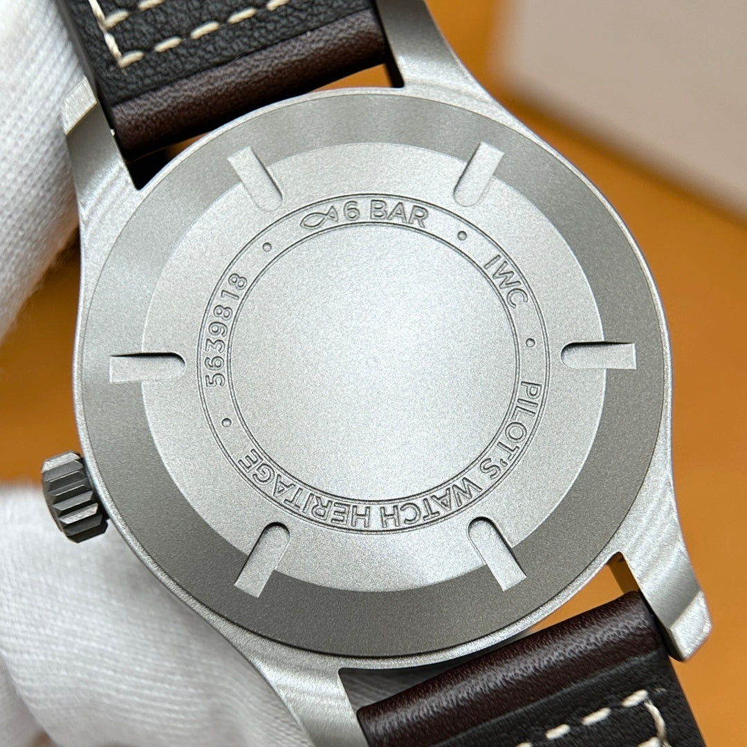 CLASSIC AVIATOR STYLE LEATHER WATCH