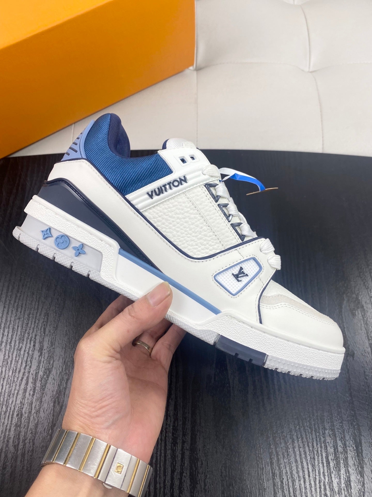 LOW-TOP LEATHER SNEAKERS WITH BLUE ACCENTS