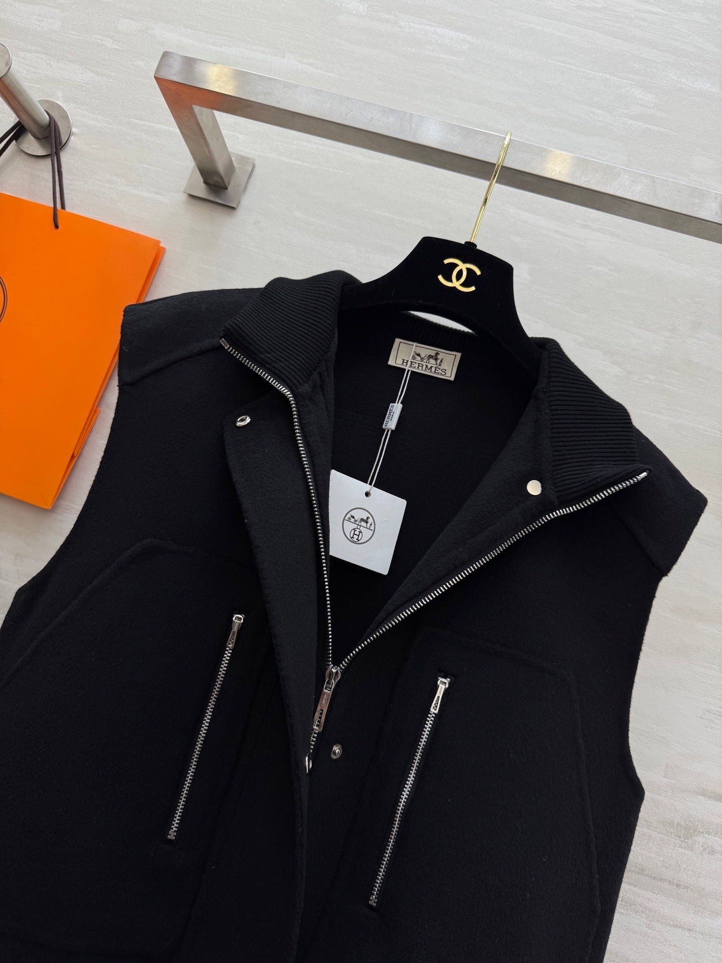 BLACK PADDED ZIP-DETAIL UTILITY VEST