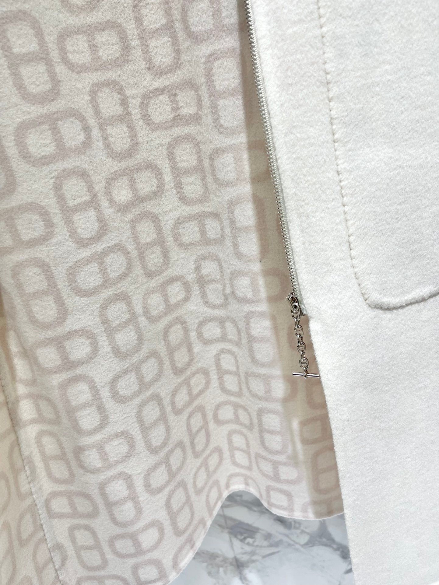 MINIMAL WOOL-BLEND ZIP COAT WITH CLEAN SILHOUETTE