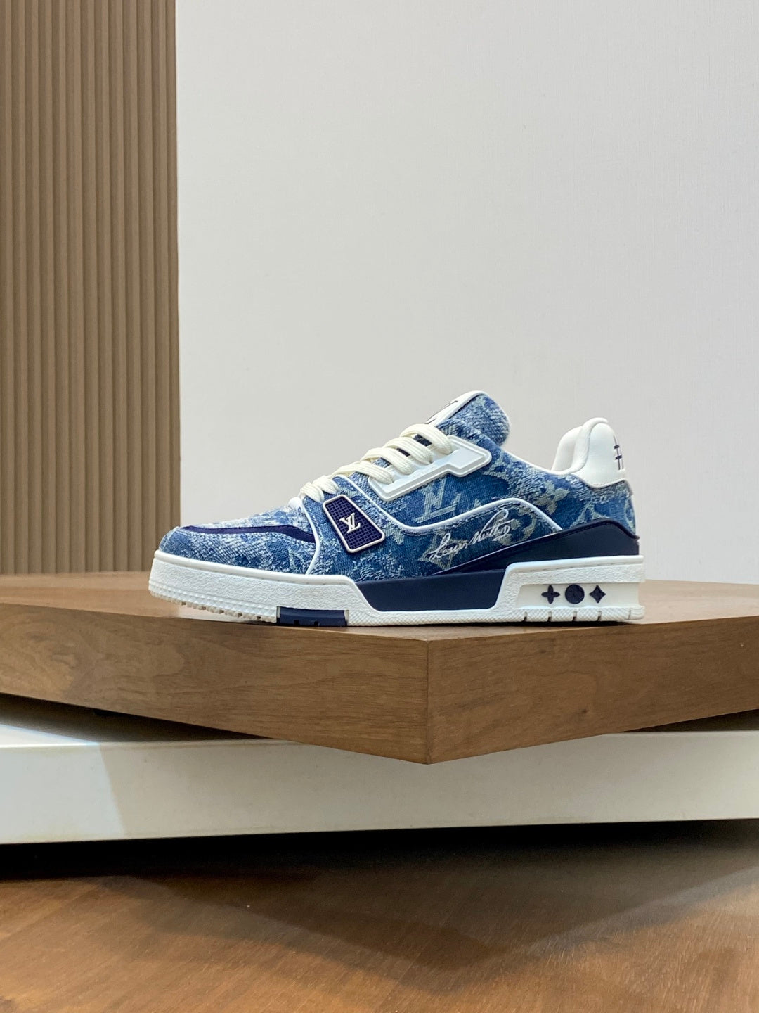 Blaue Denim-Sneaker mit niedrigem Schaft und kontrastierender weißer Sohle