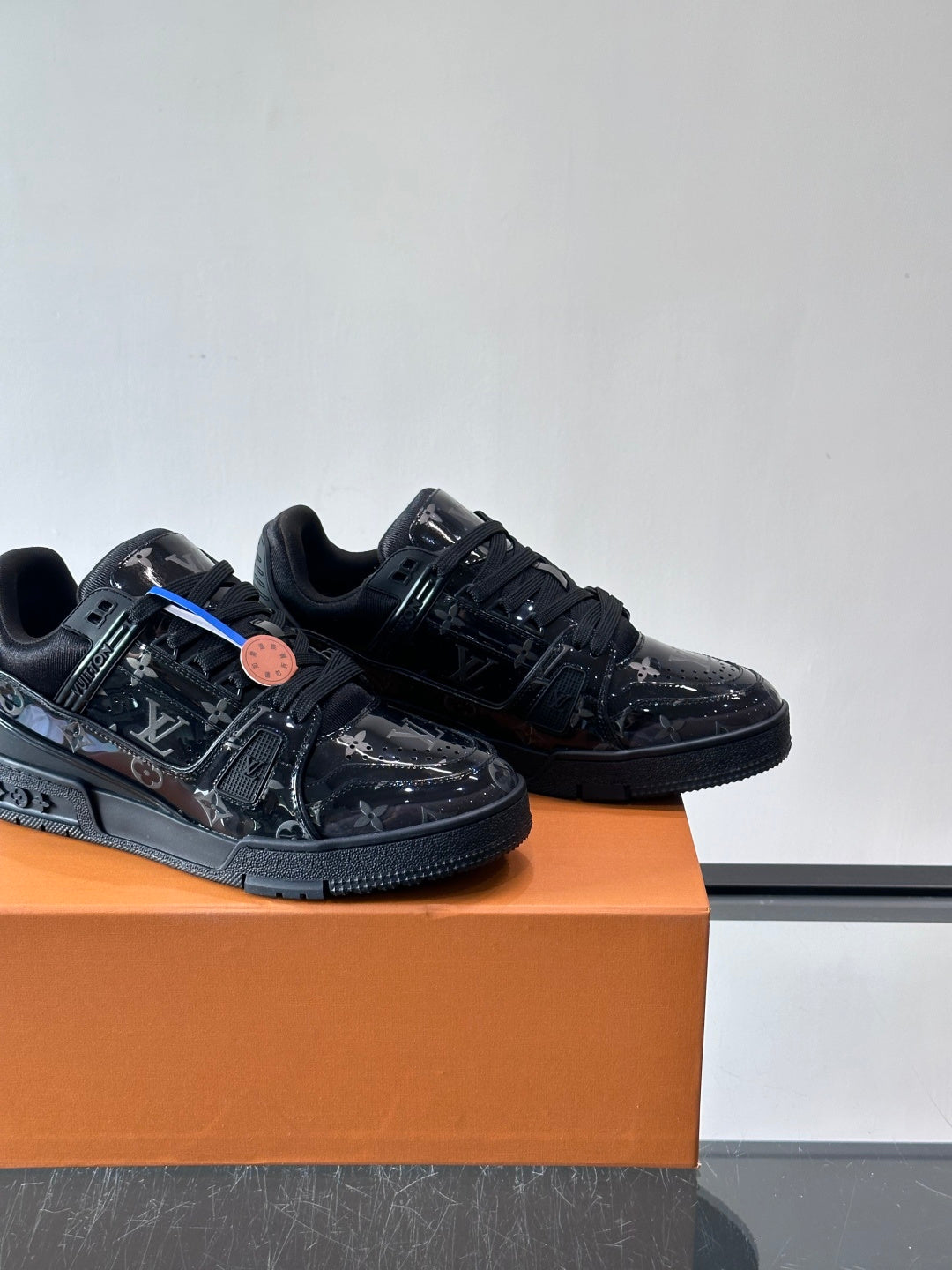 GLOSSY BLACK LOW-TOP SNEAKERS