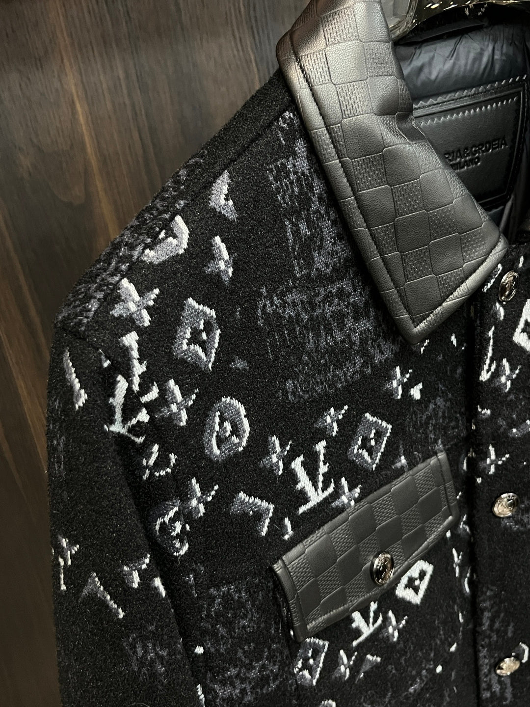 BLACK TEXTURED JACKET WITH CONTRAST PANEL DETAILS