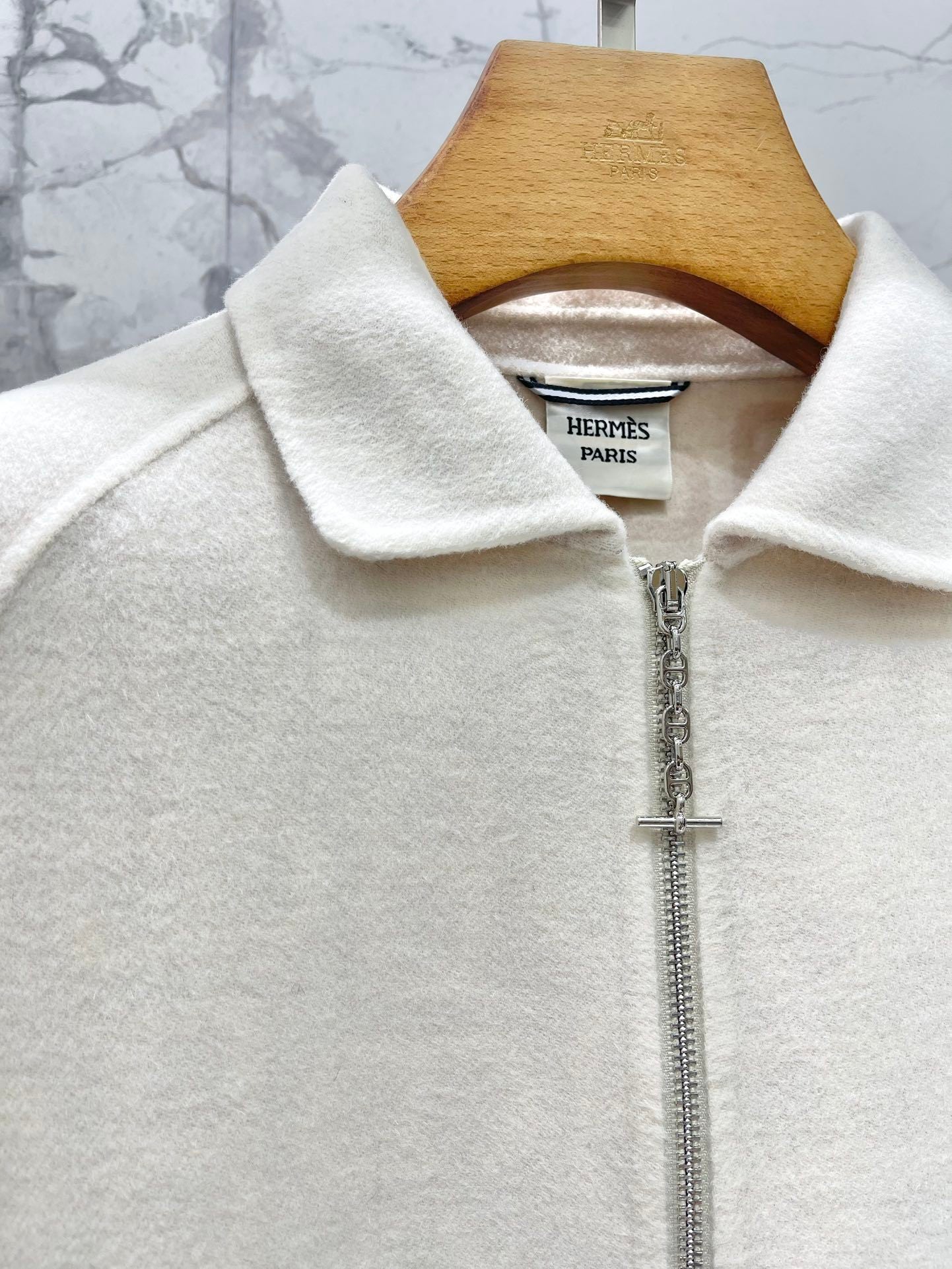 MINIMAL WOOL-BLEND ZIP COAT WITH CLEAN SILHOUETTE