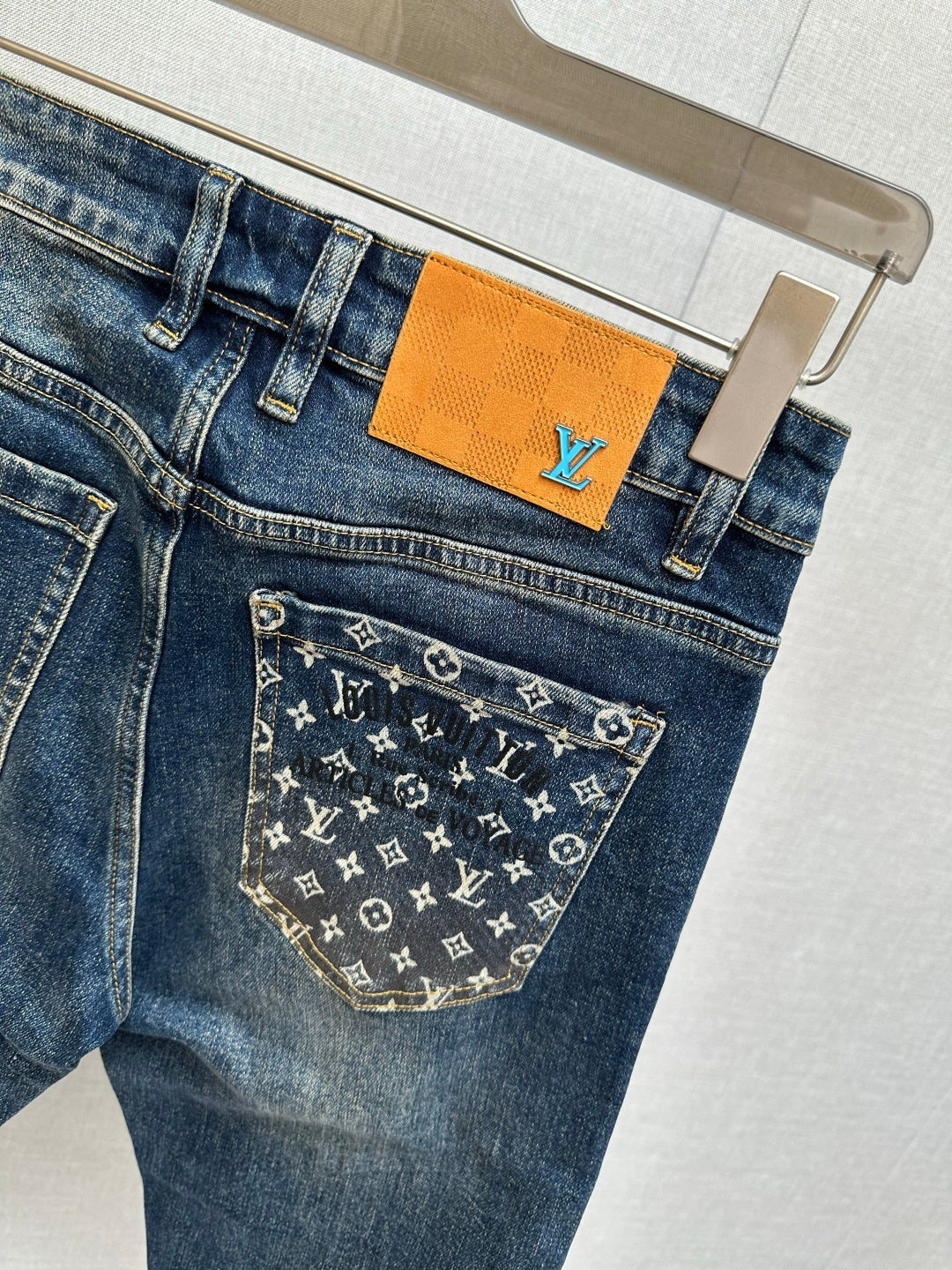 DARK BLUE DENIM JEANS WITH PATTERNED BACK POCKET DETAIL