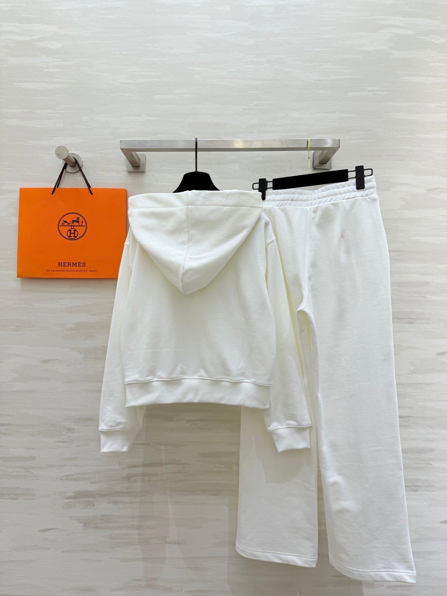 IVORY HOODED SWEATSHIRT AND WIDE-LEG LOUNGE PANTS SET
