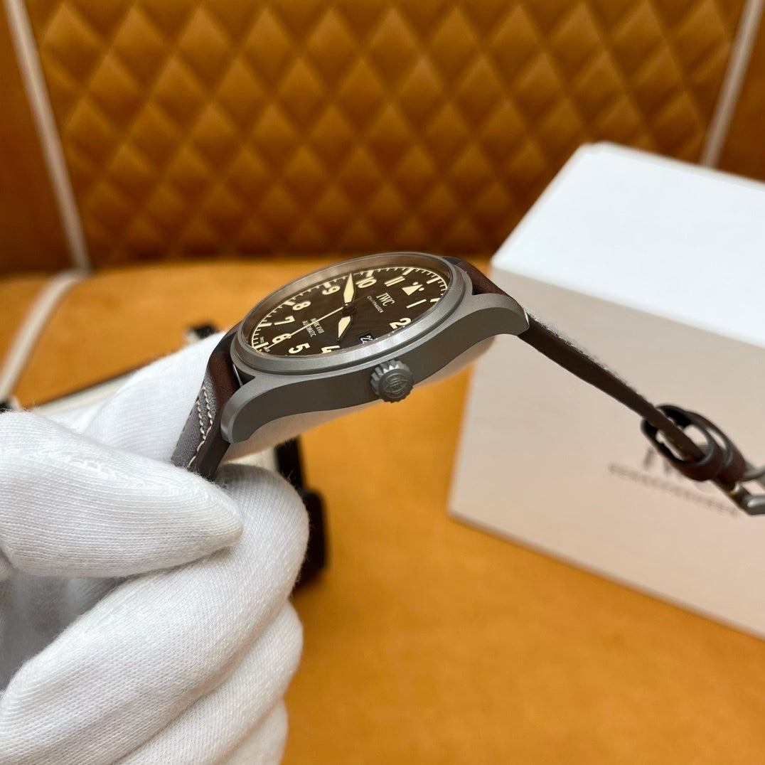 CLASSIC AVIATOR STYLE LEATHER WATCH