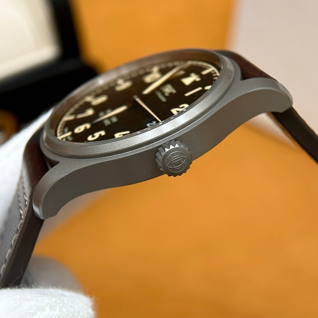 CLASSIC AVIATOR STYLE LEATHER WATCH