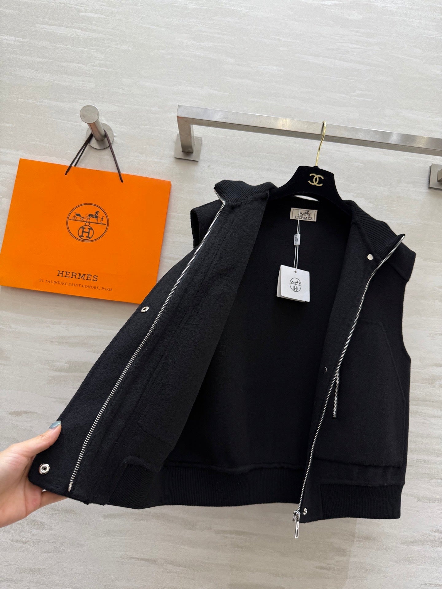 BLACK PADDED ZIP-DETAIL UTILITY VEST