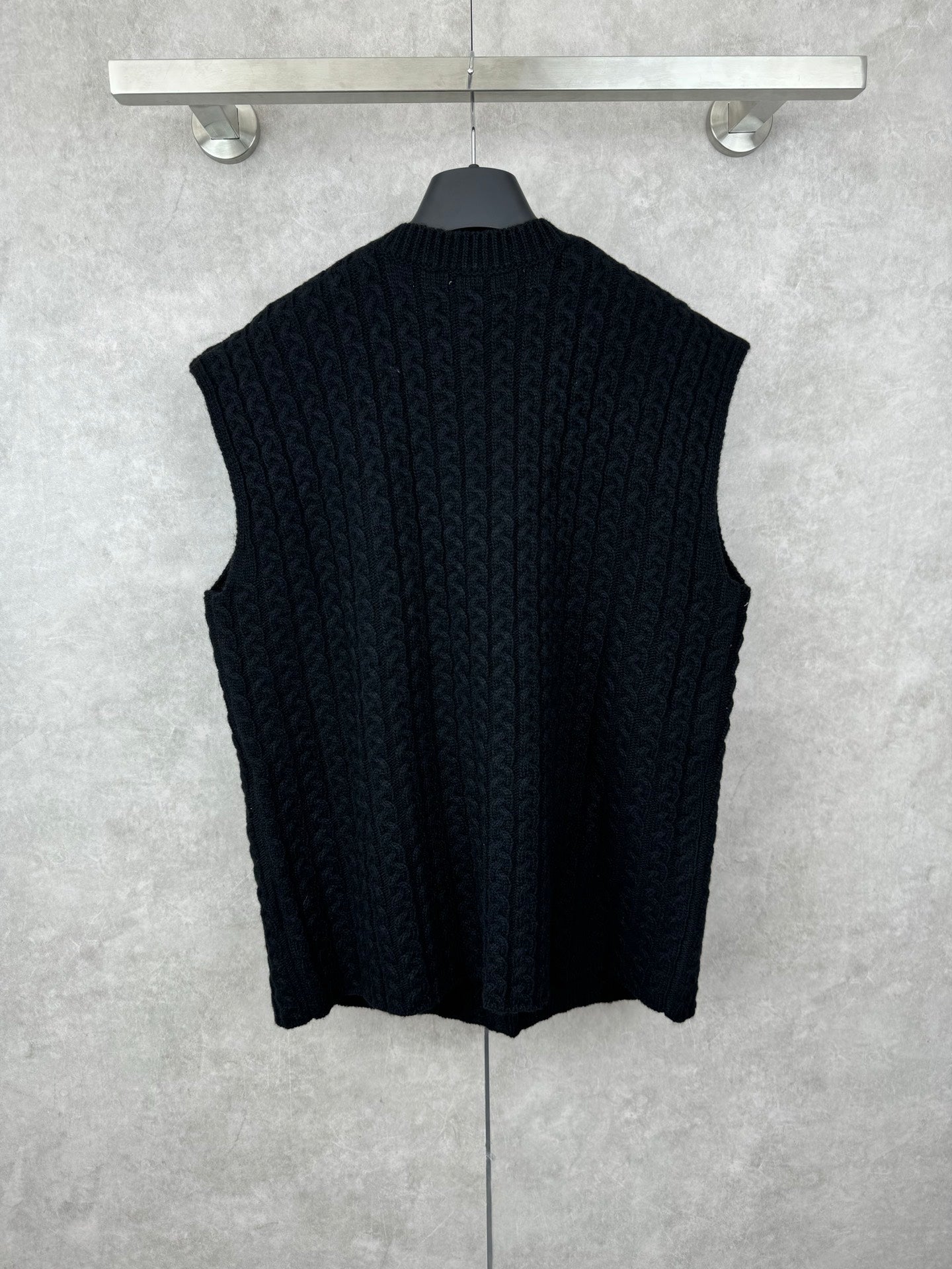 CABLE KNIT CREW NECK VEST