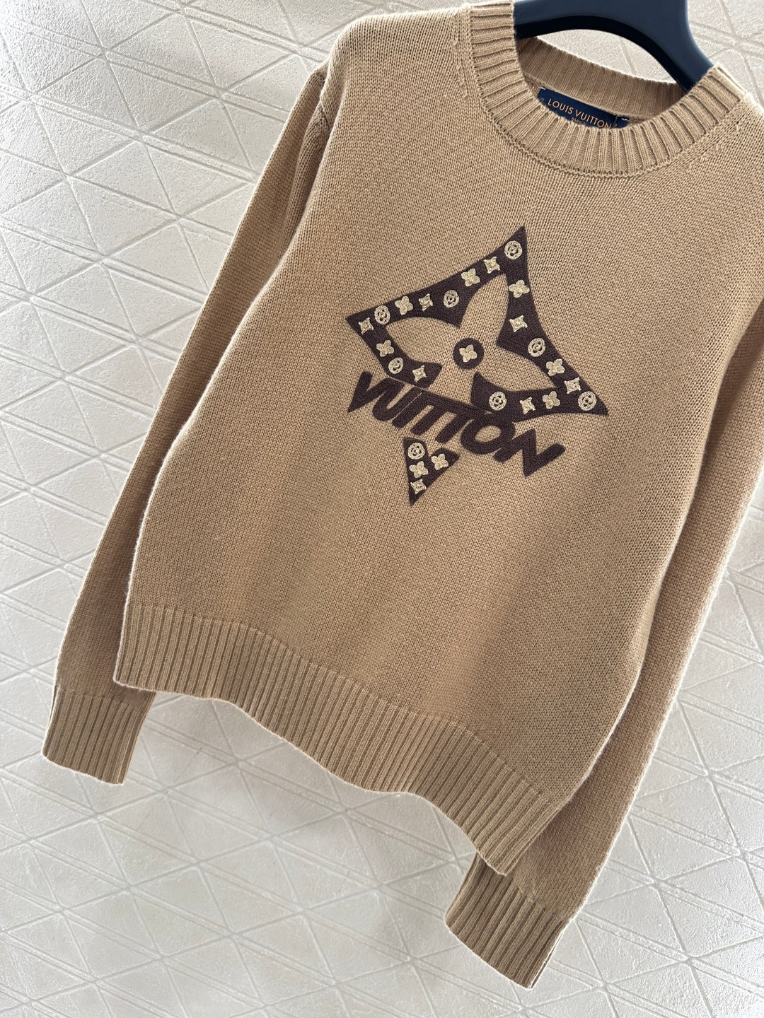 GRAPHIC CREWNECK KNIT SWEATER