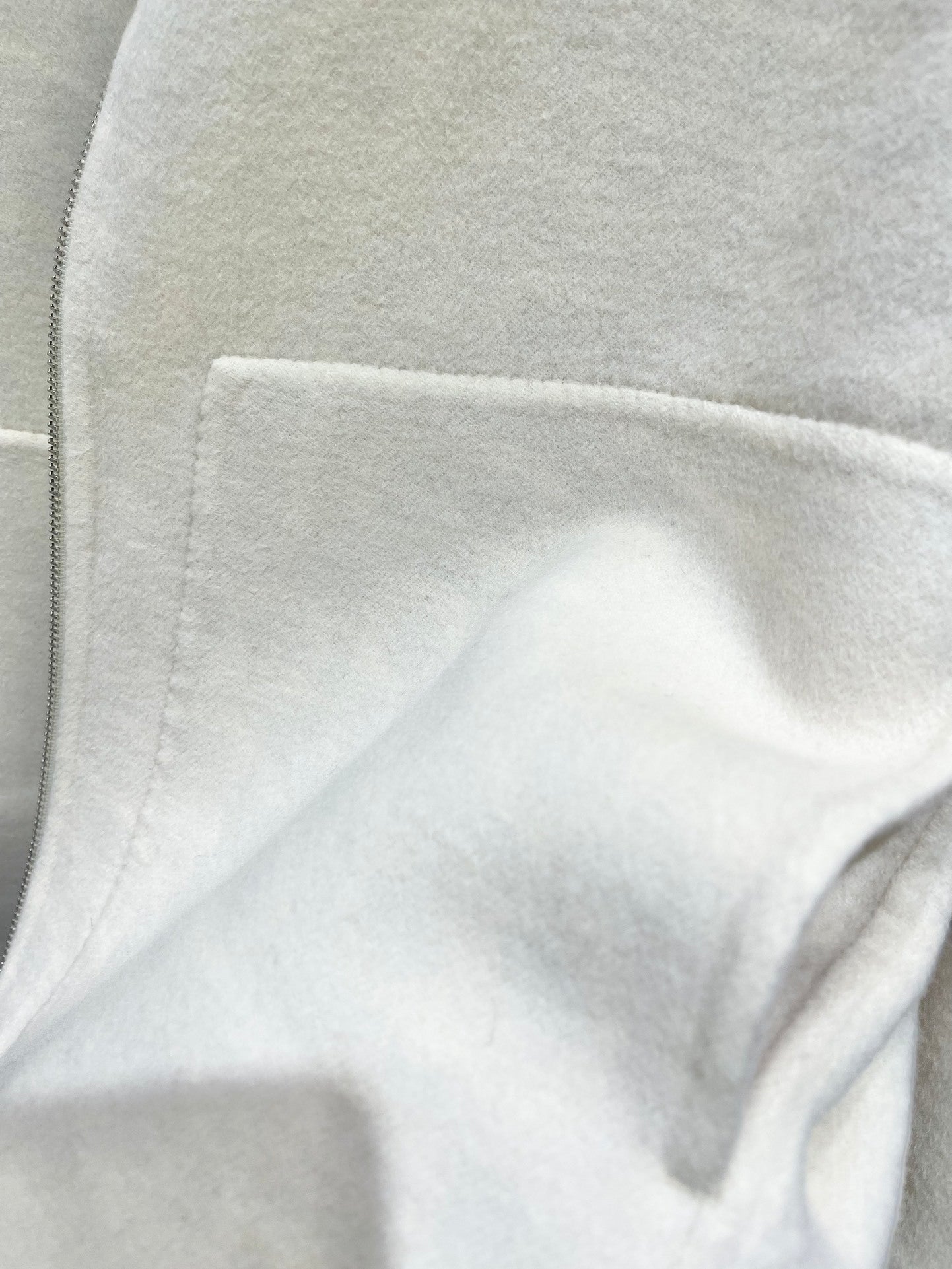 MINIMAL WOOL-BLEND ZIP COAT WITH CLEAN SILHOUETTE