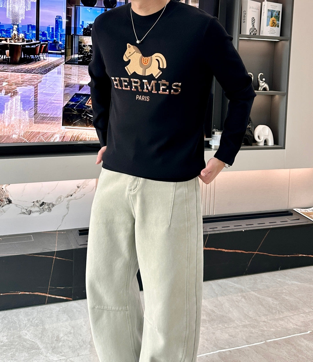 BLACK LOGO CREWNECK SWEATER