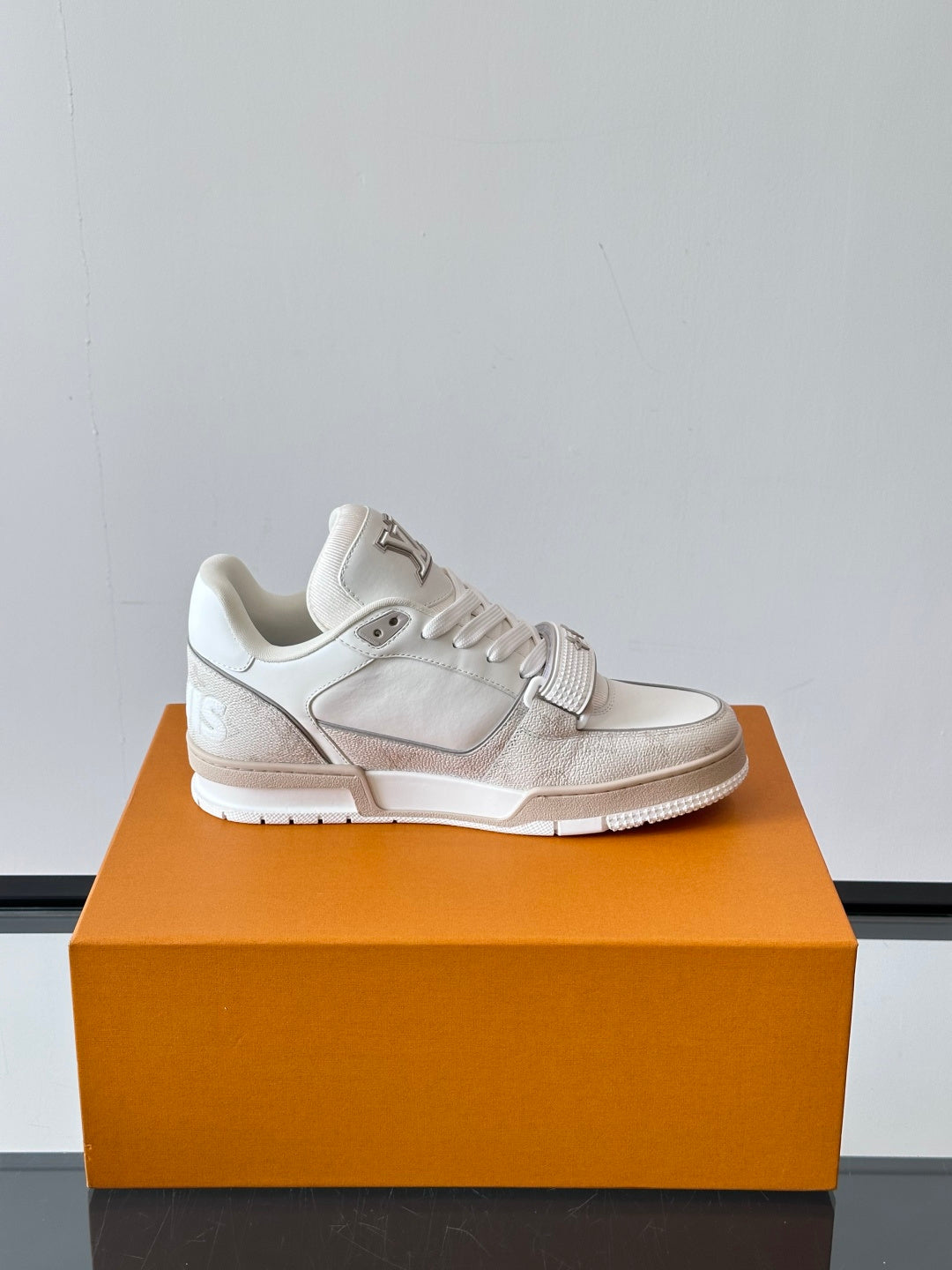 WHITE CHUNKY SNEAKERS