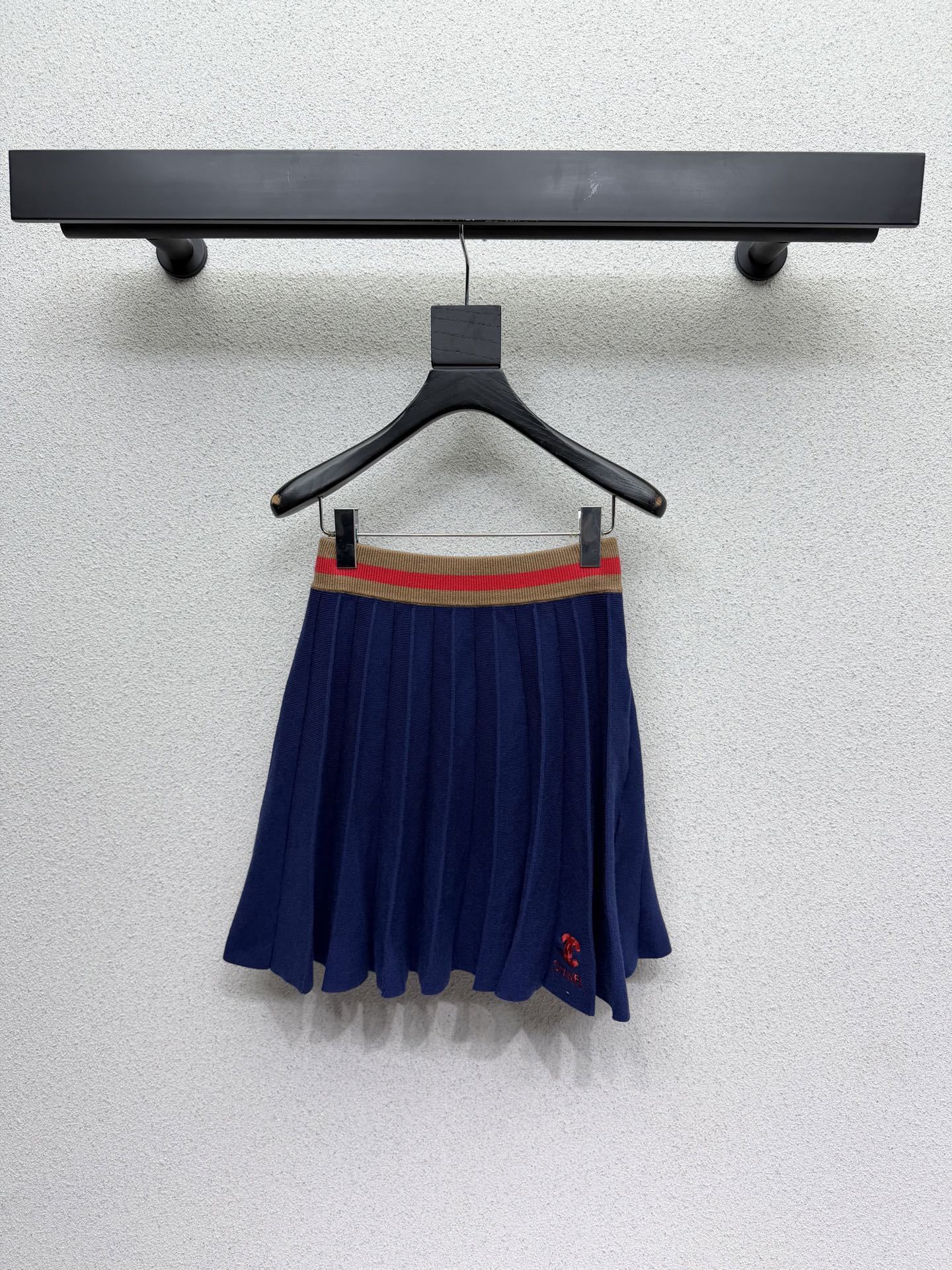 SET TEJIDO PREMIUM CON FALDA PLISADA Y TOP BORDADO