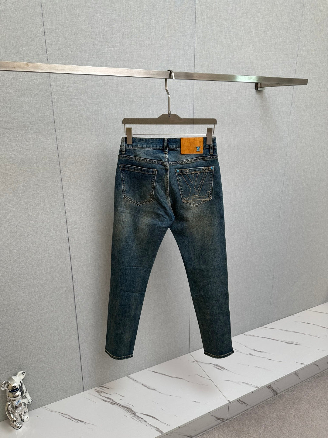BLUE DENIM JEANS WITH CONTRAST STITCHED BACK POCKET
