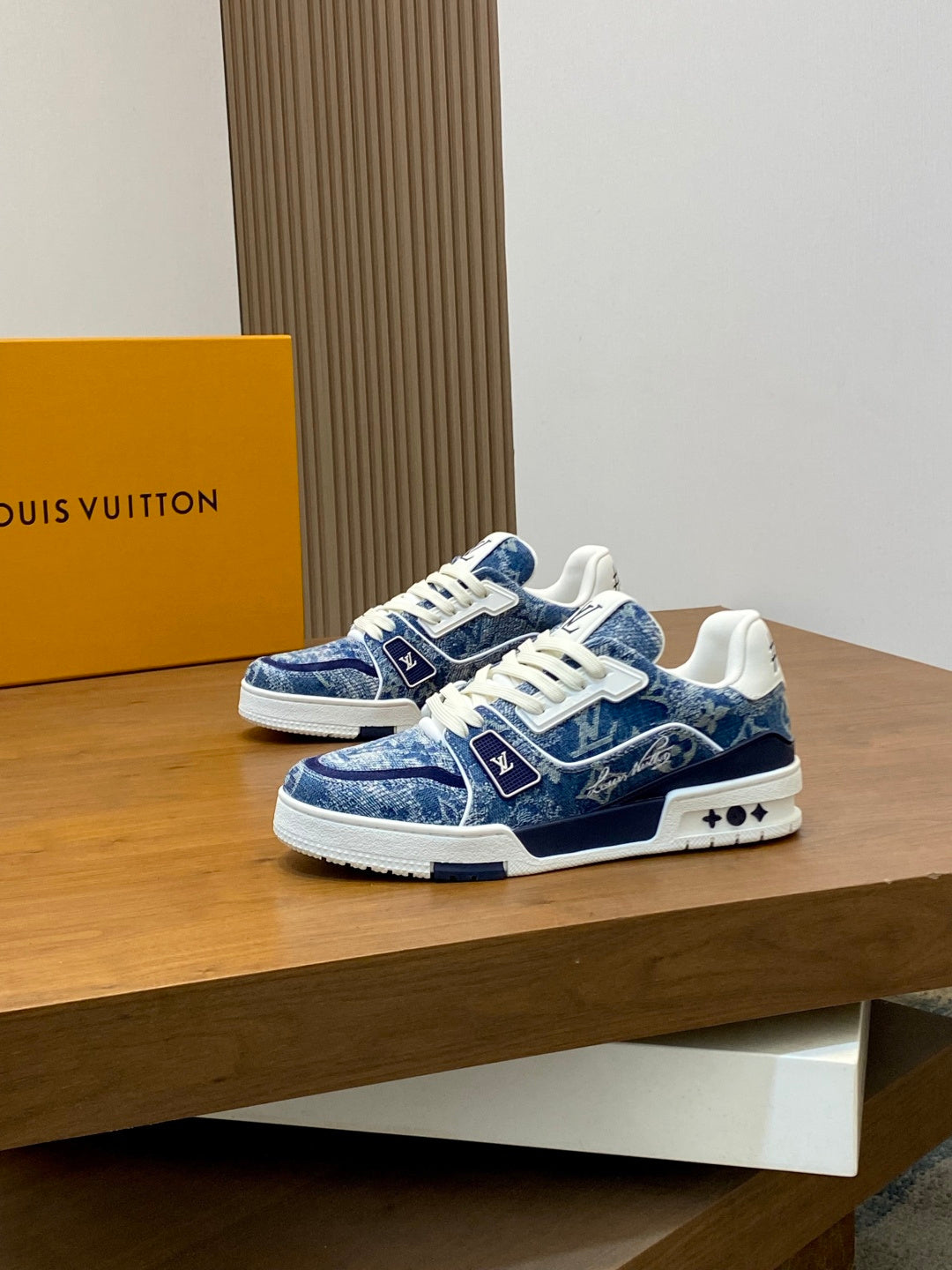 Blaue Denim-Sneaker mit niedrigem Schaft und kontrastierender weißer Sohle