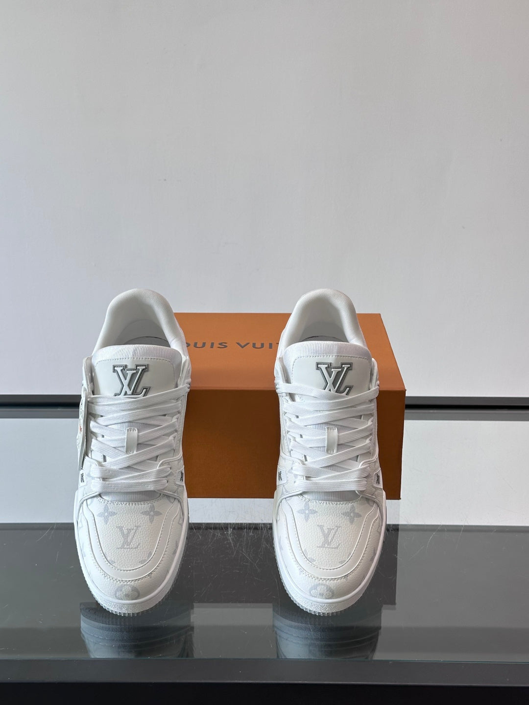 WHITE LOW-TOP SNEAKERS WITH CHARACTER CHARM