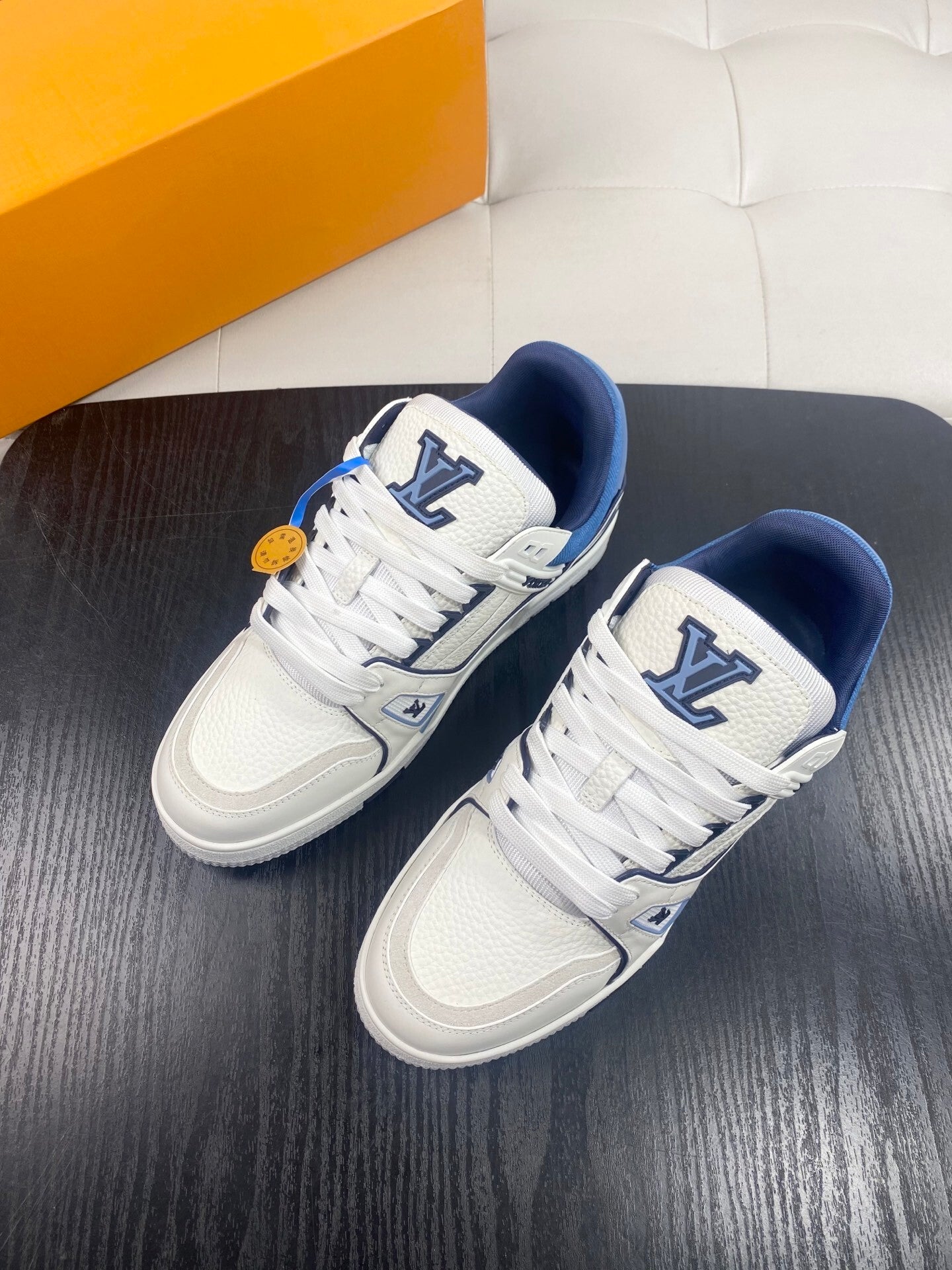 LOW-TOP LEATHER SNEAKERS WITH BLUE ACCENTS