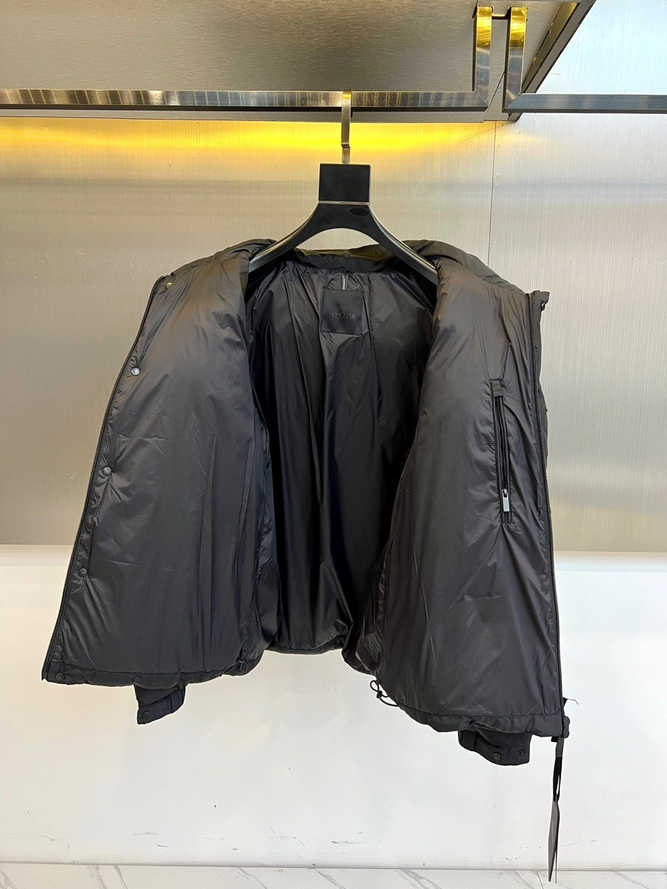 INSULATED BLACK PUFFER JACKET WITH HOODED DESIGN