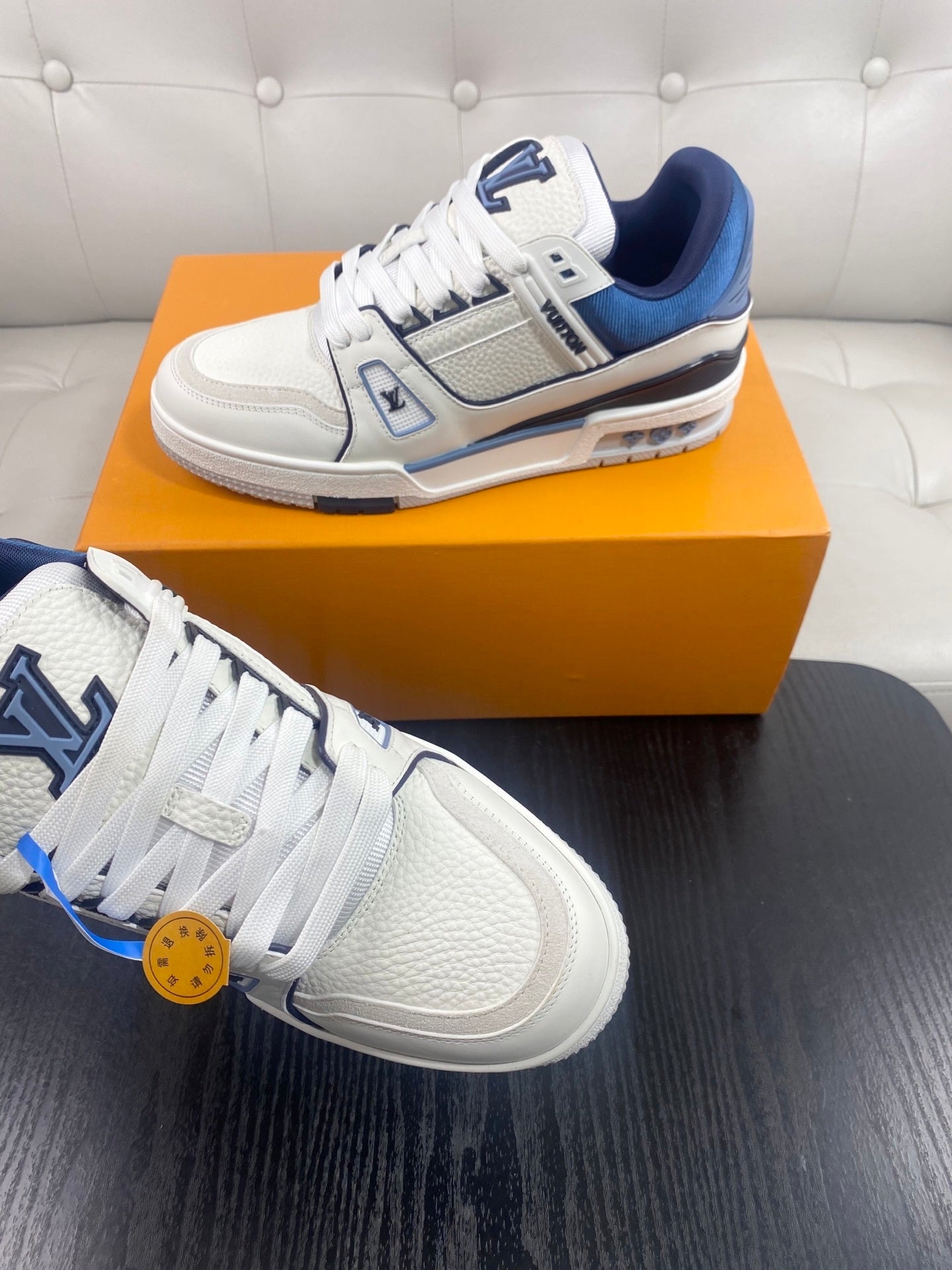 LOW-TOP LEATHER SNEAKERS WITH BLUE ACCENTS