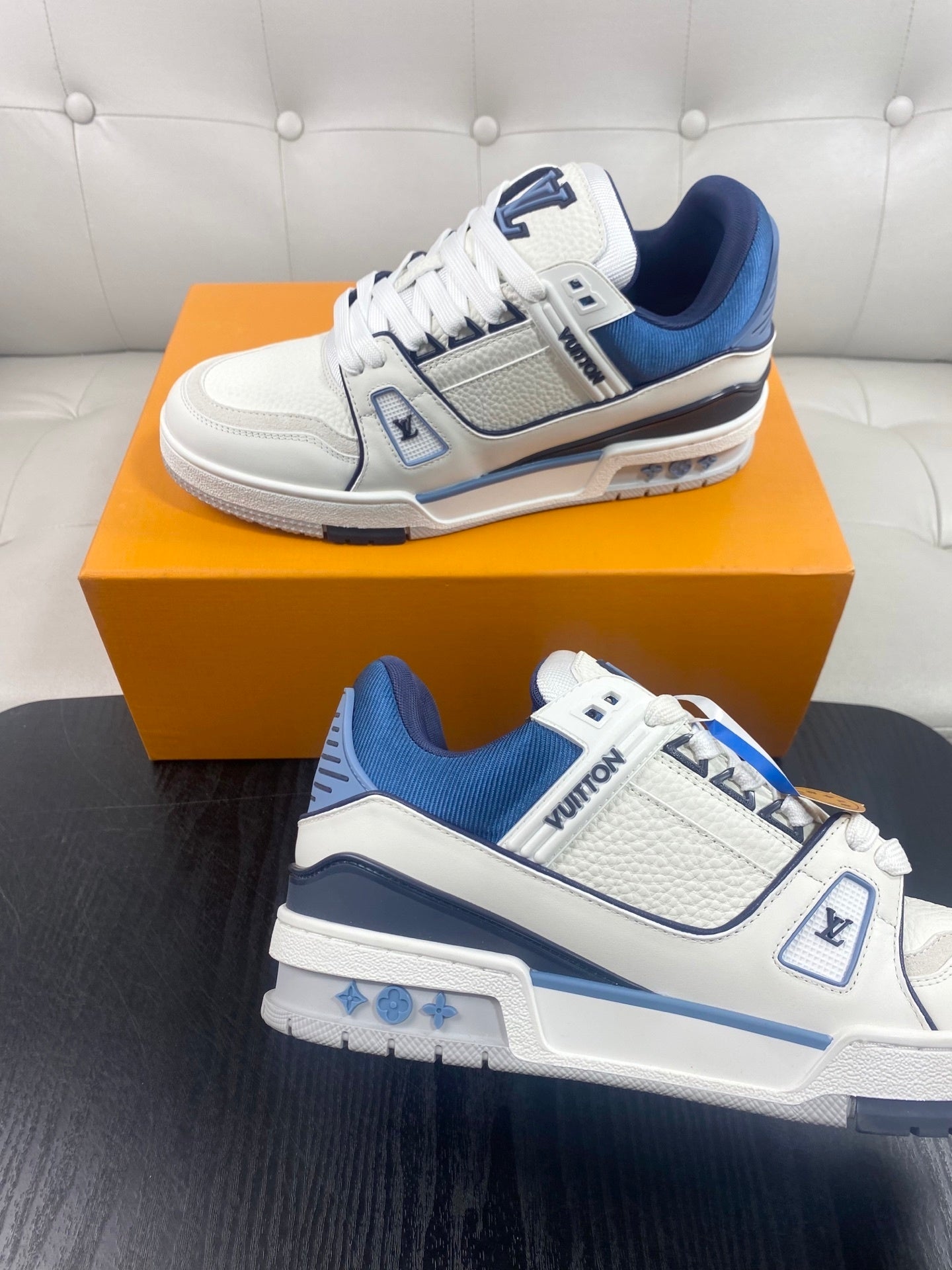 LOW-TOP LEATHER SNEAKERS WITH BLUE ACCENTS