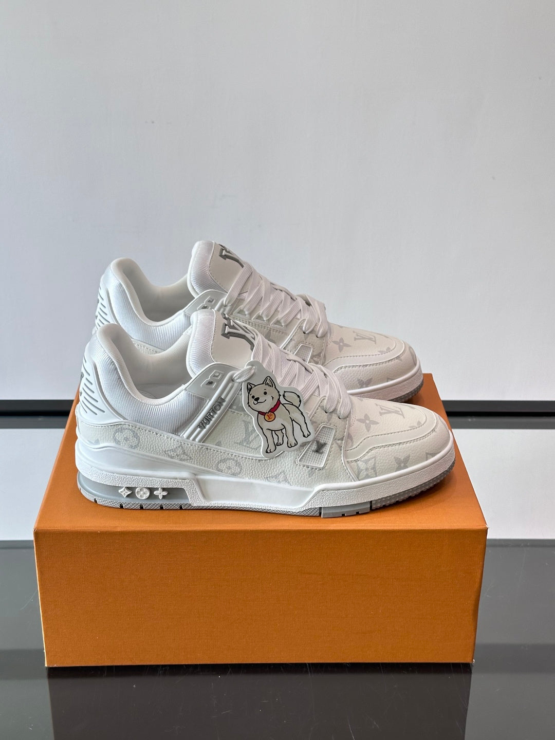 WHITE LOW-TOP SNEAKERS WITH CHARACTER CHARM