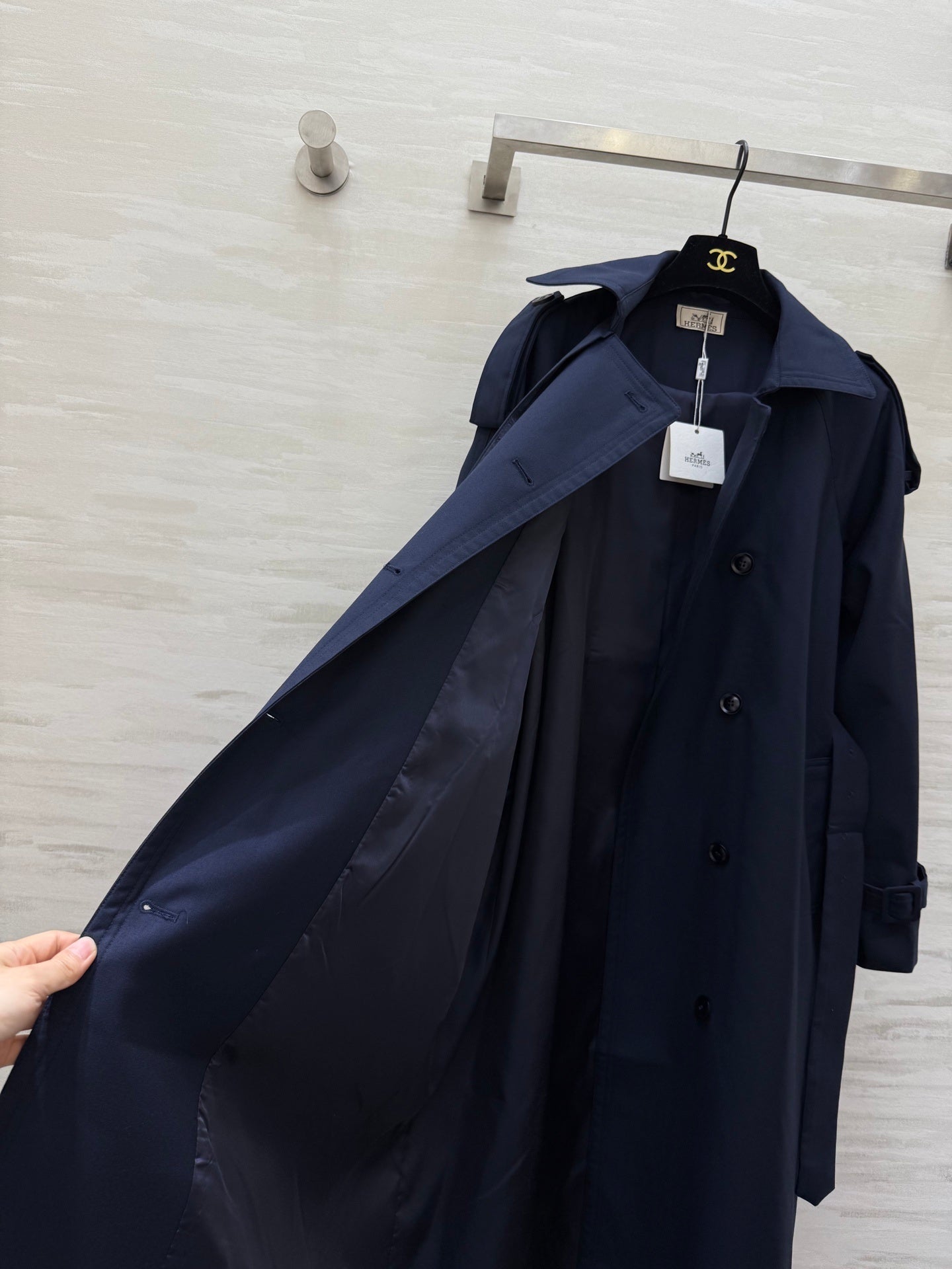 CLASSIC DOUBLE-BREASTED TRENCH COAT IN DEEP NAVY