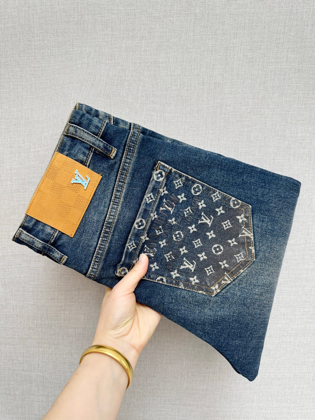 DARK BLUE DENIM JEANS WITH PATTERNED BACK POCKET DETAIL