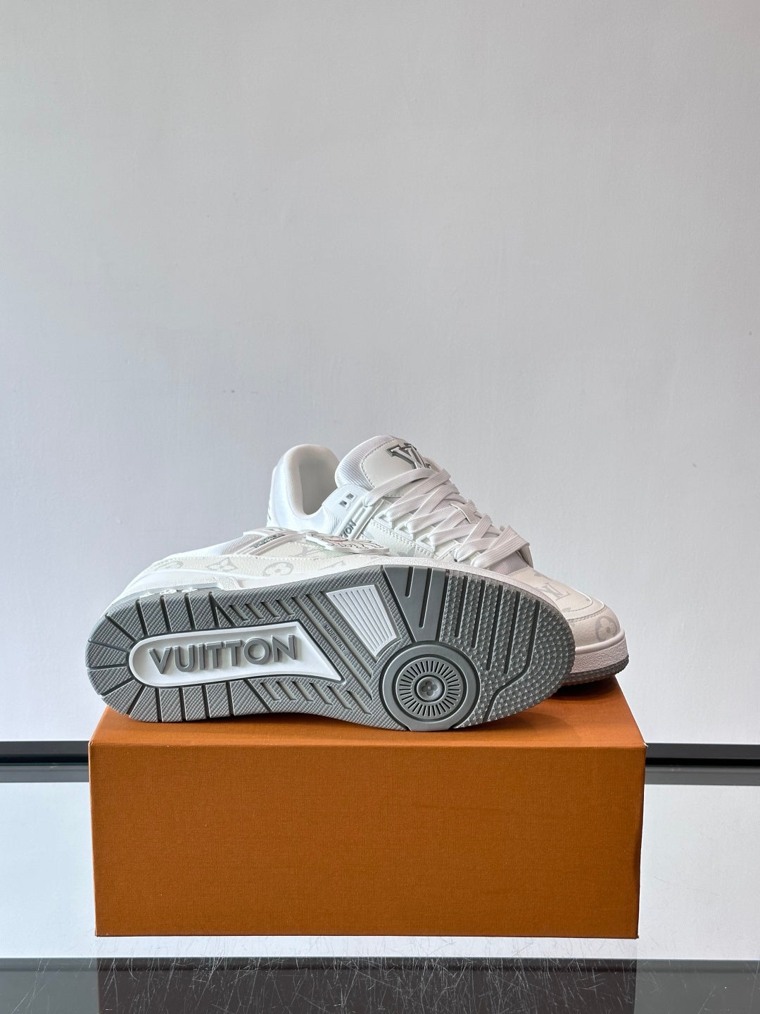 WHITE LOW-TOP SNEAKERS WITH CHARACTER CHARM