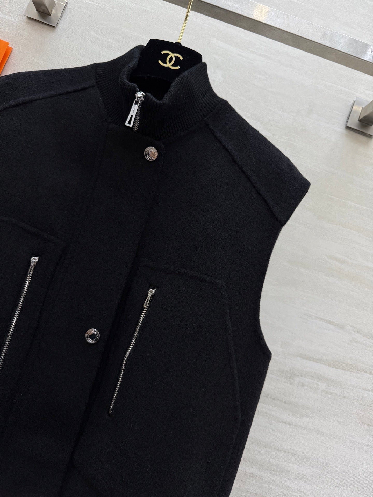 BLACK PADDED ZIP-DETAIL UTILITY VEST