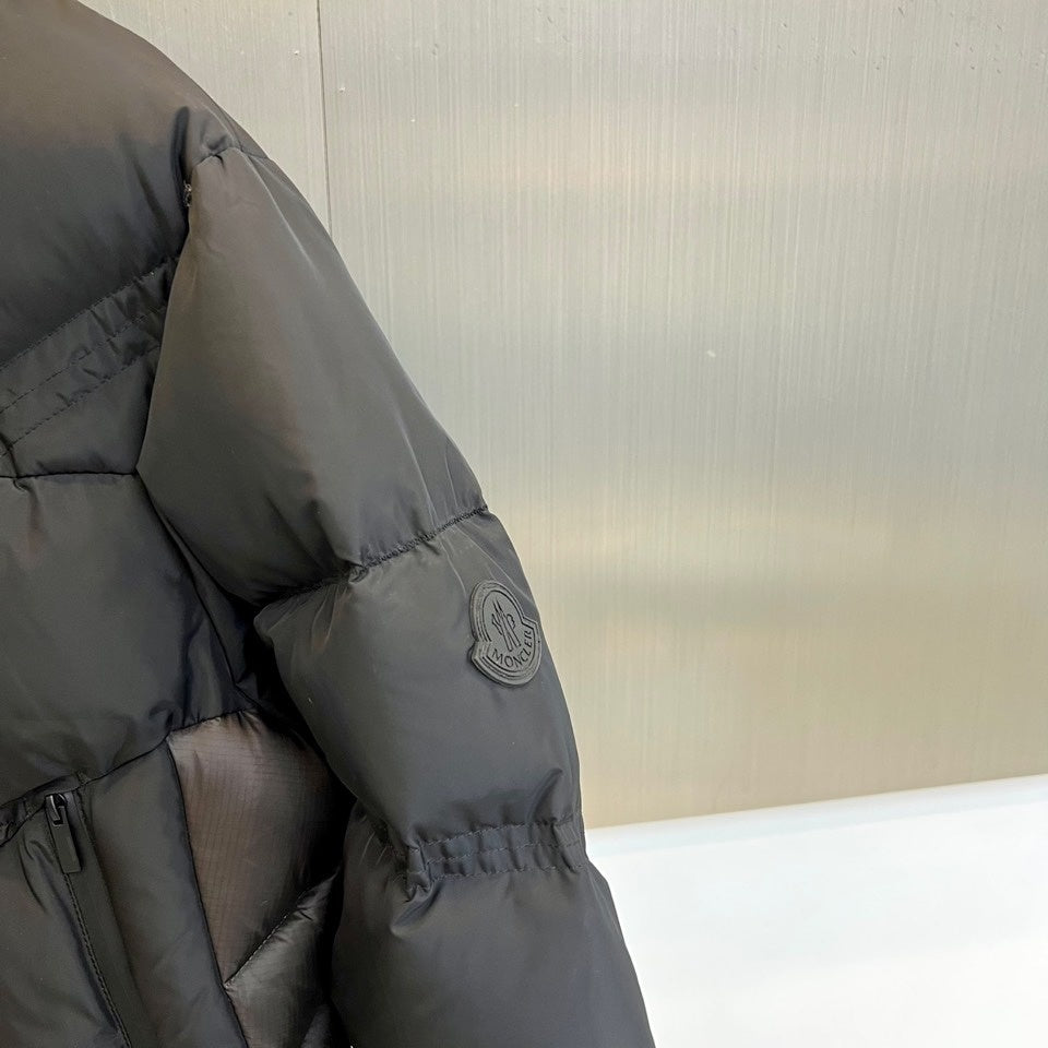 INSULATED BLACK PUFFER JACKET WITH HOODED DESIGN