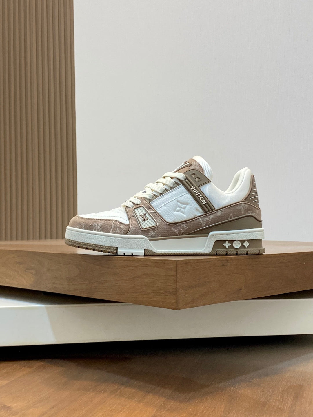 BEIGE AND WHITE LOW-TOP SNEAKERS WITH TEXTURED PANELS