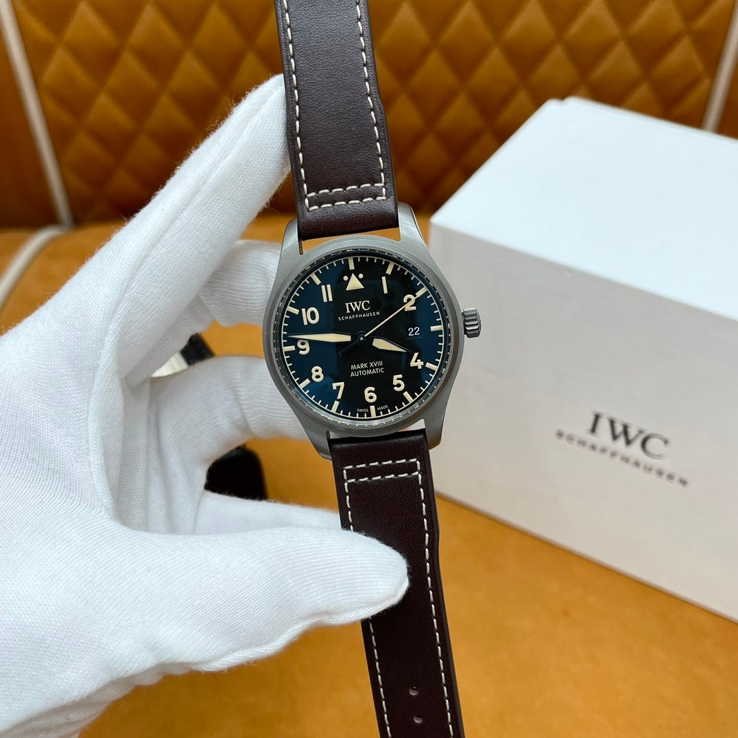 CLASSIC AVIATOR STYLE LEATHER WATCH