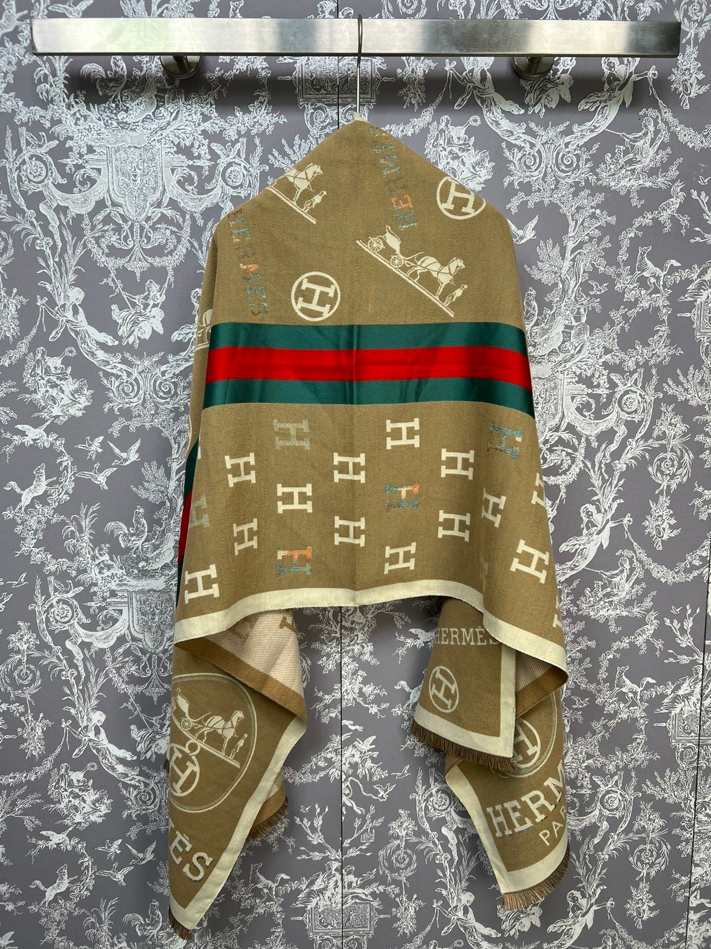 REVERSIBLE JACQUARD CASHMERE-BLEND SCARF WITH EQUESTRIAN MOTIFS