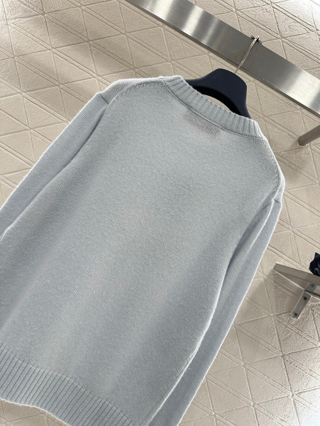 EMBOSSED GRAPHIC CREWNECK KNIT SWEATER