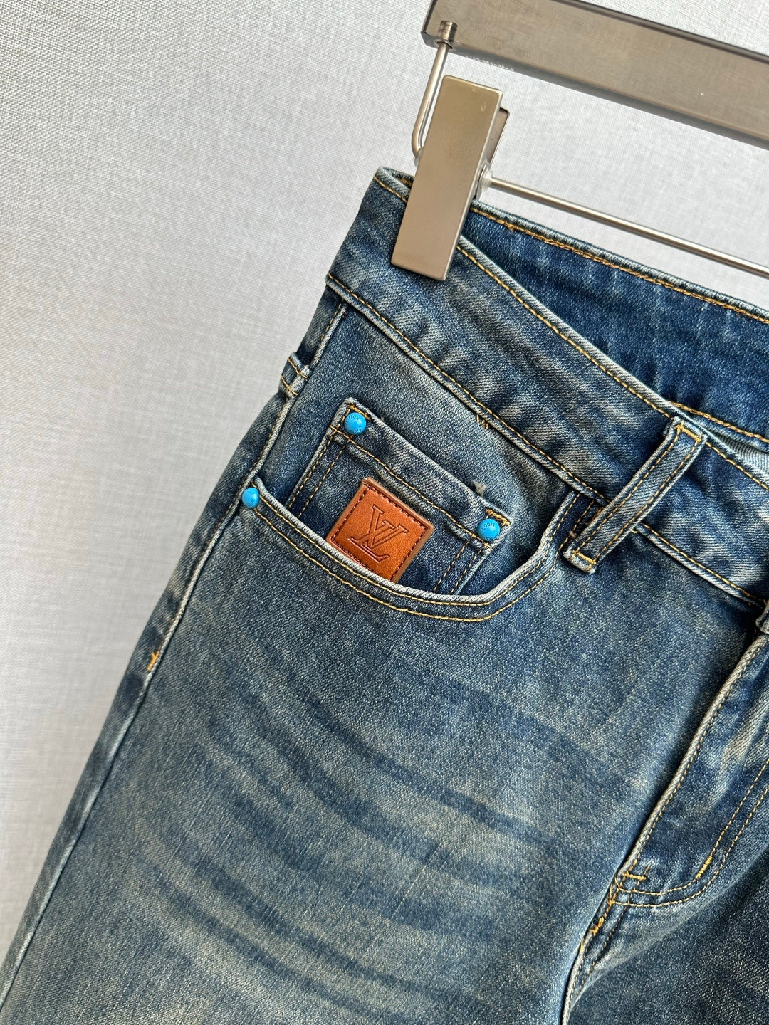 BLUE DENIM JEANS WITH CONTRAST STITCHED BACK POCKET
