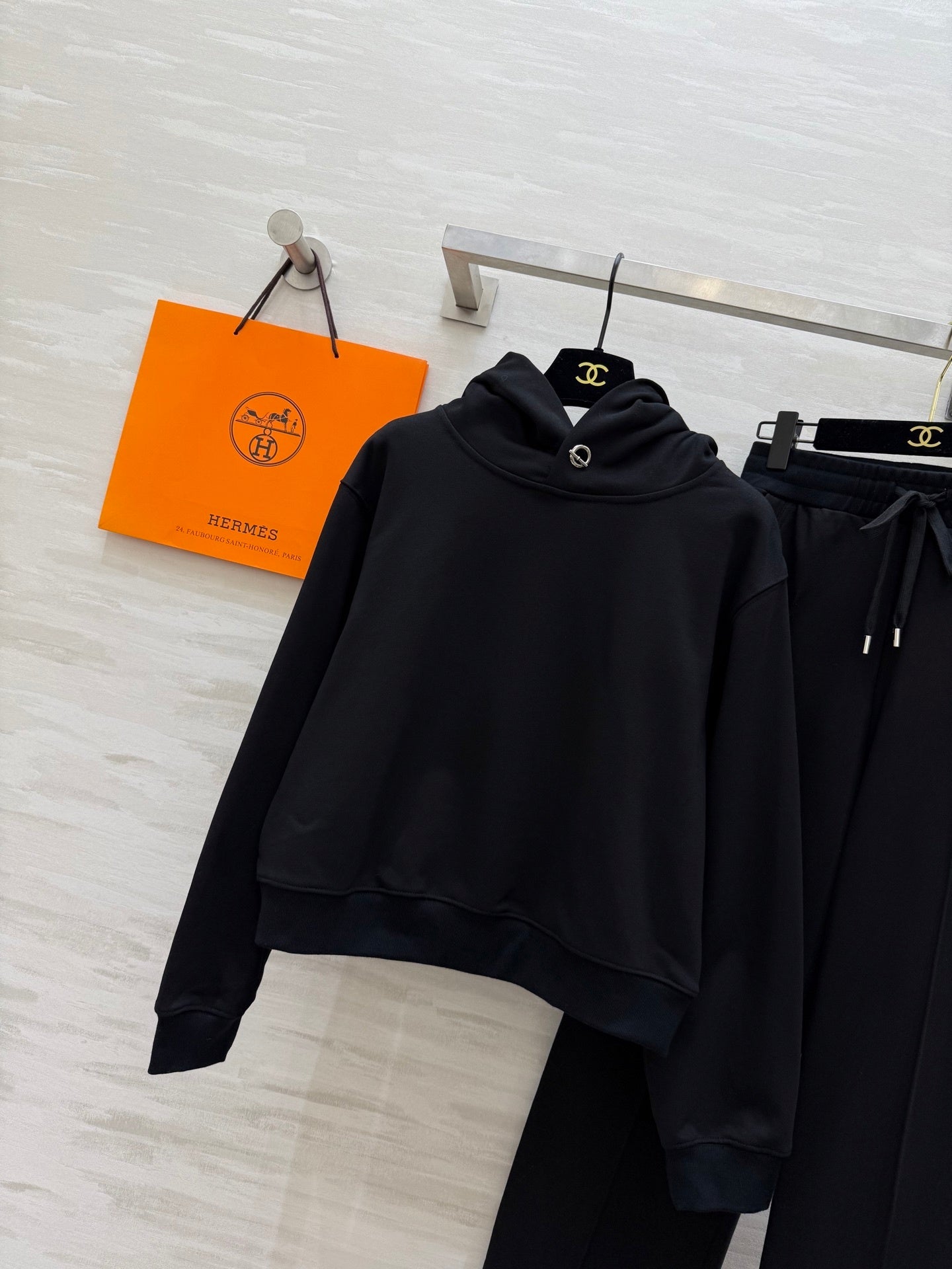 BLACK HOODED SWEATSHIRT AND RELAXED FIT PANTS SET