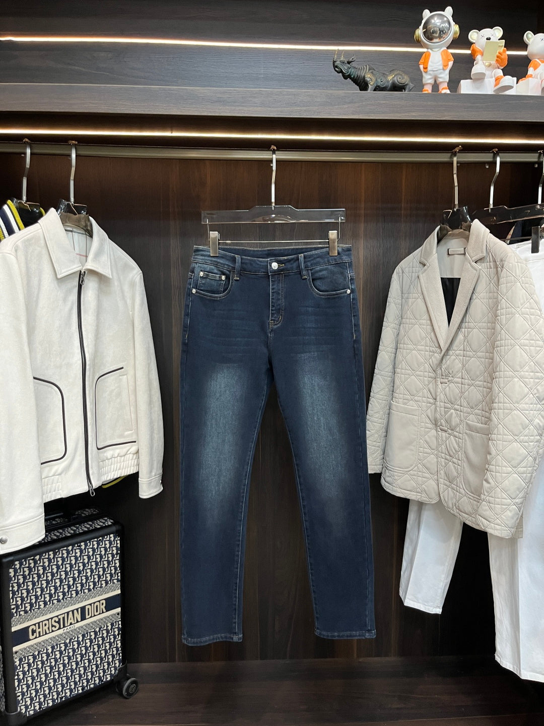 DARK DENIM JEANS WITH SIGNATURE RED ACCENT PATCH